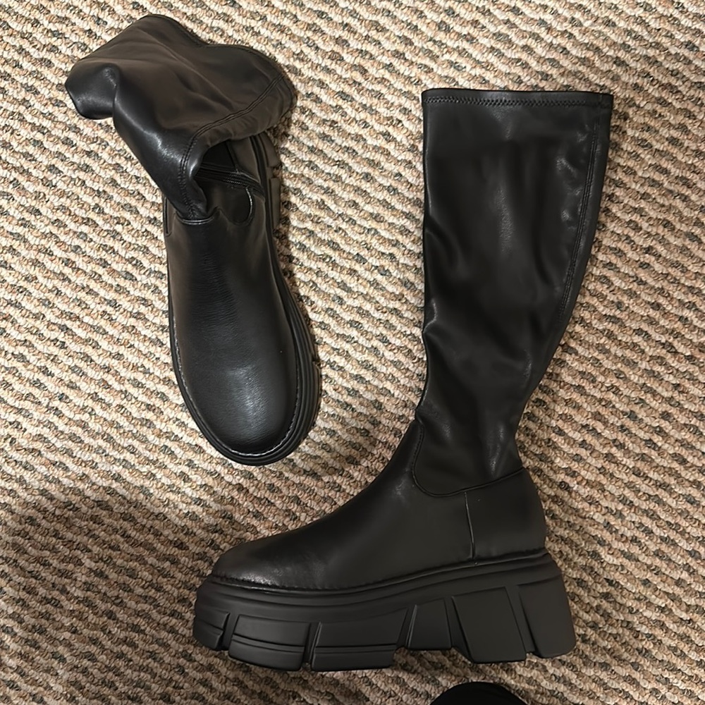 STEVE MADDEN TO THE KNEE STRECH BOOT